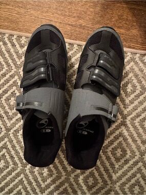 Pearl iZumi All-Road v4 (or Interface) cycling shoes in black and grey